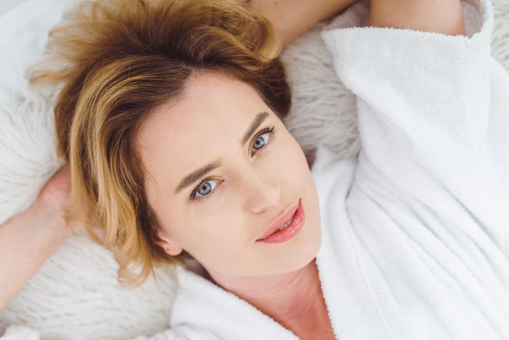 woman waking up with no sleep wrinkles